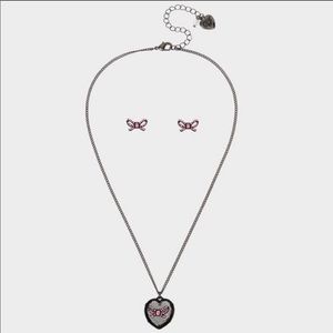BETSEY JOHNSON black heart necklace & bow studs